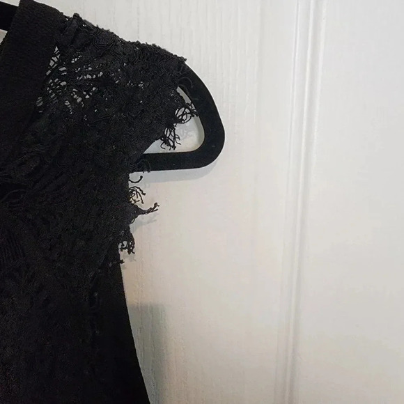 STICHFIX 41 HAWTHORN Jarred Lace Detail Cap-Sleeve Blouse XLP | Black - Picture 4 of 9